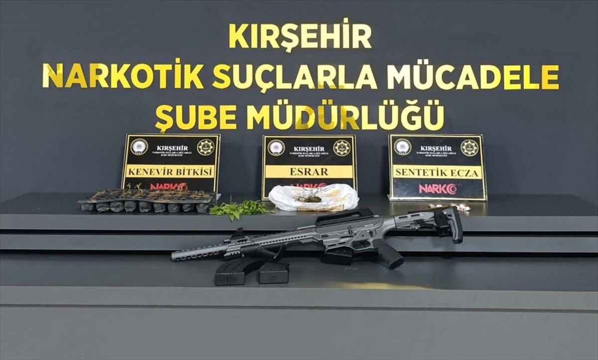 Kırşehir'de silah ve uyuşturucuyla yakalanan zanlı tutuklandı