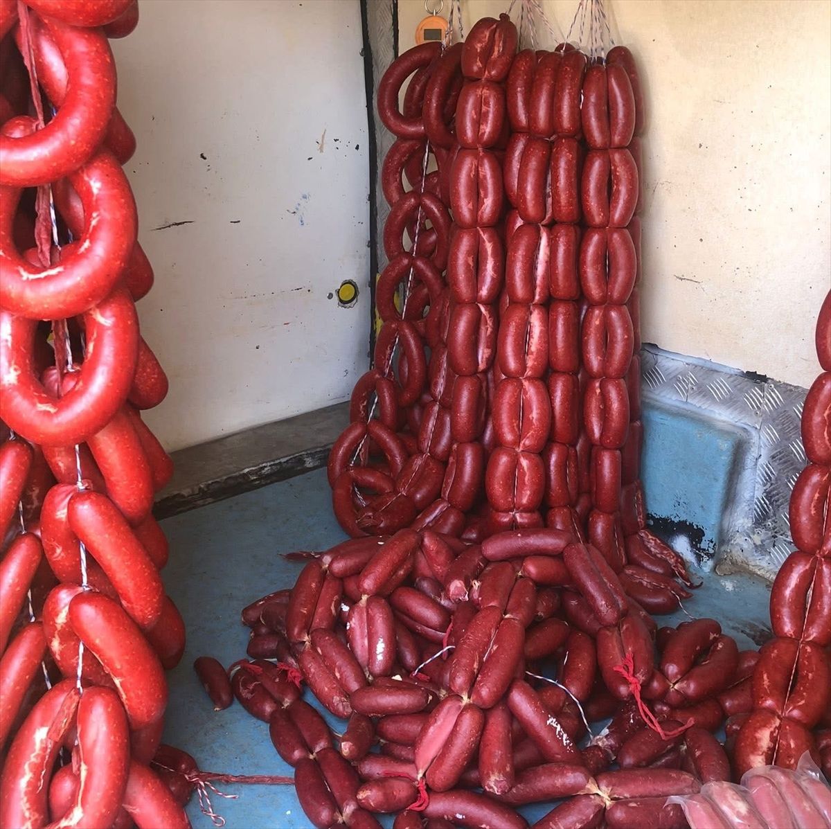 Kırşehir'de uygusuz şartlarda taşınan 96 kilo sucuk ele geçirildi