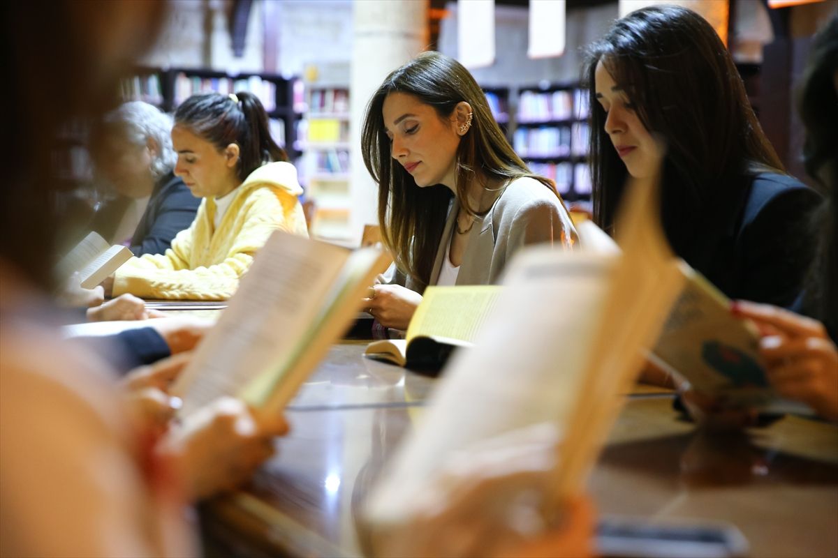 Kitap kulübü kuran kadınlar tarihi kilisedeki kütüphanede okuma günleri düzenliyor