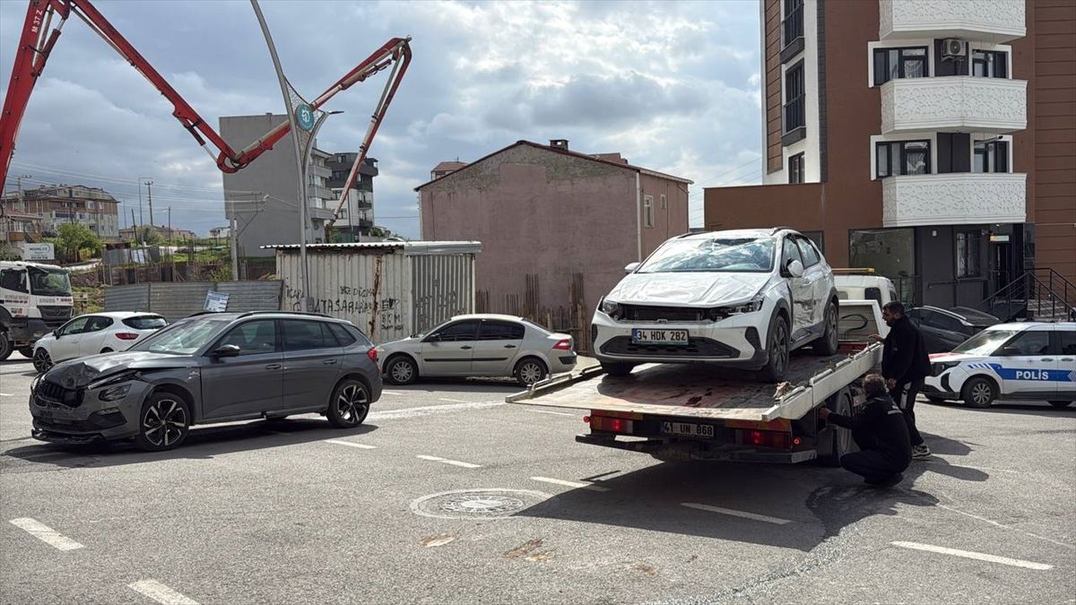 Kocaeli'de 2 SUV tipi aracın çarpıştığı kazada 7 kişi yaralandı