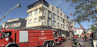 Kocaeli'de apartmanın çatısında çıkan yangın hasara neden oldu