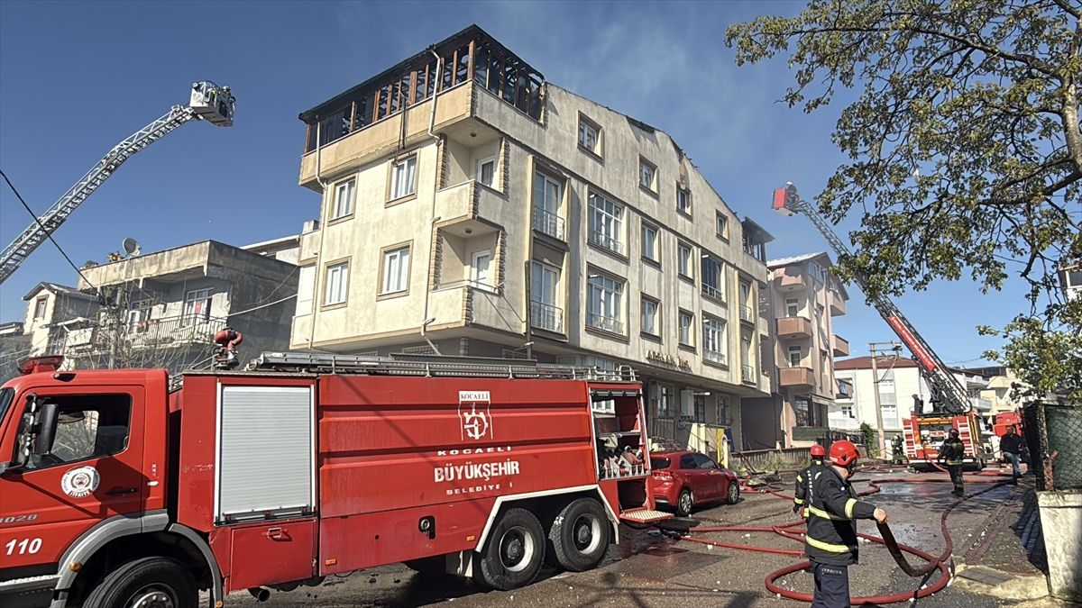 Kocaeli'de apartmanın çatısında çıkan yangın hasara neden oldu