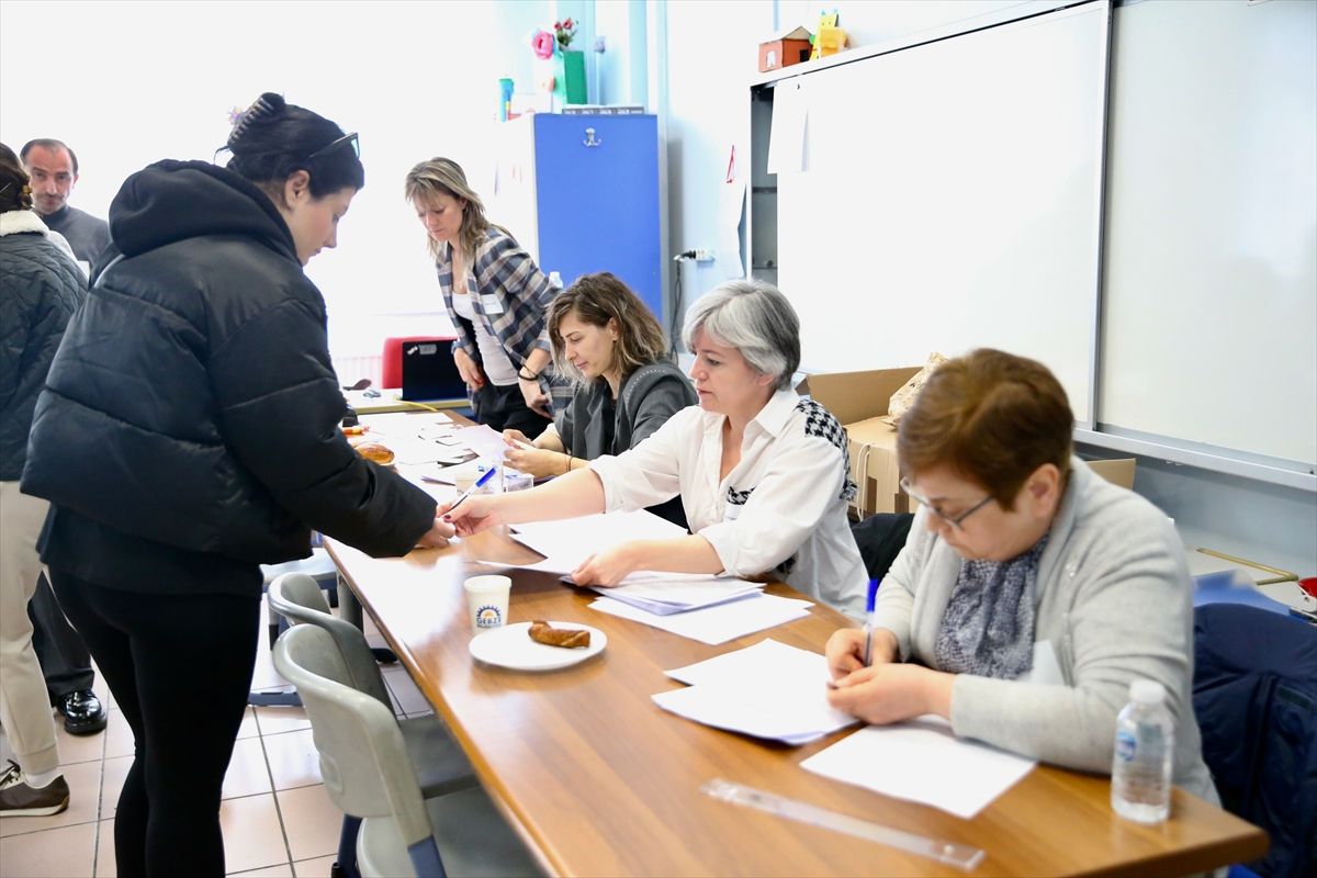 Kocaeli'de çifte vatandaşlar Bulgaristan'daki genel seçim için oy kullandı