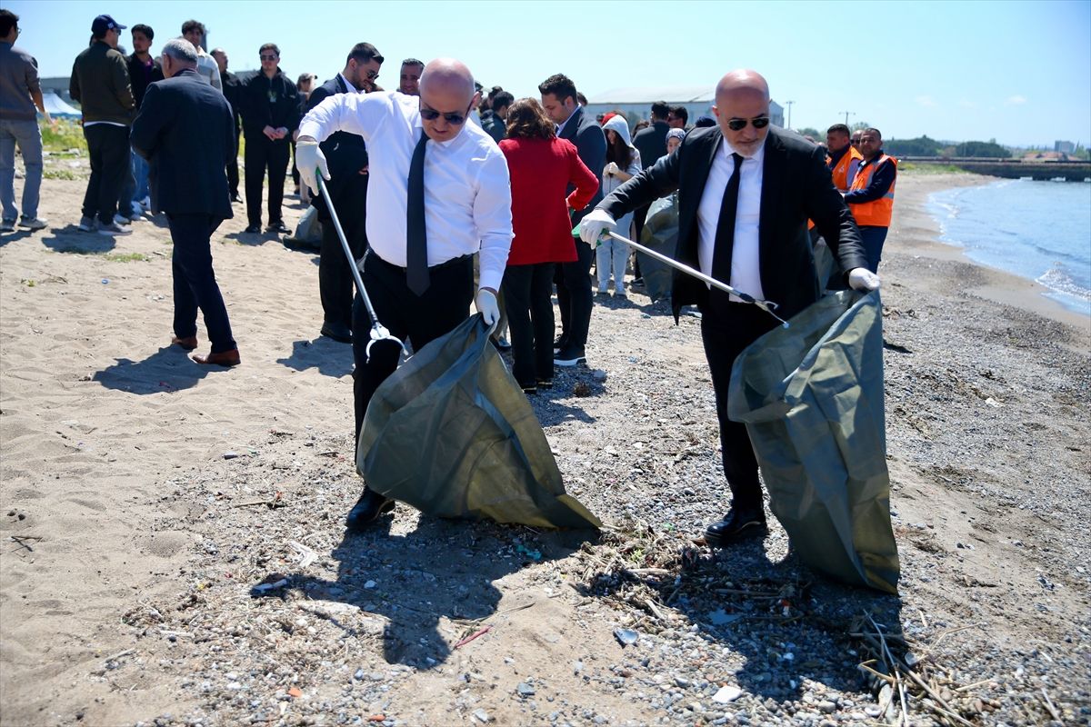 Kocaeli'de dalgıçlar, protokol üyeleri ve öğrenciler sahil ile denizde temizlik yaptı