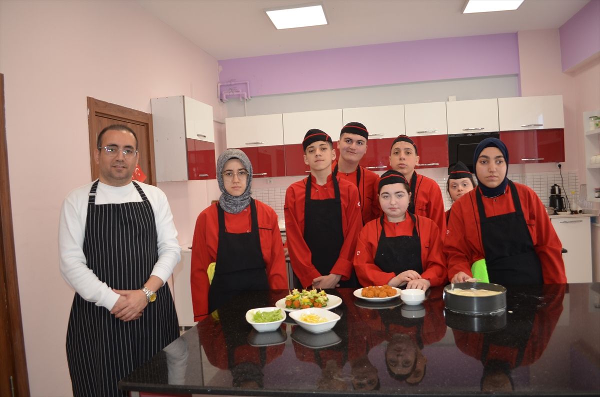 Kocaeli'de okul mutfağında eğitim alan özel öğrenciler sektörde istihdam ediliyor