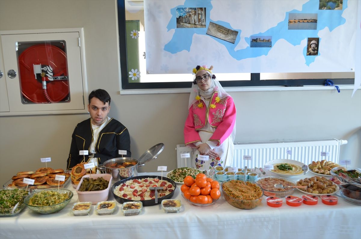 Kocaeli'de özel öğrenciler yemek etkinliğinde hünerlerini sergiledi