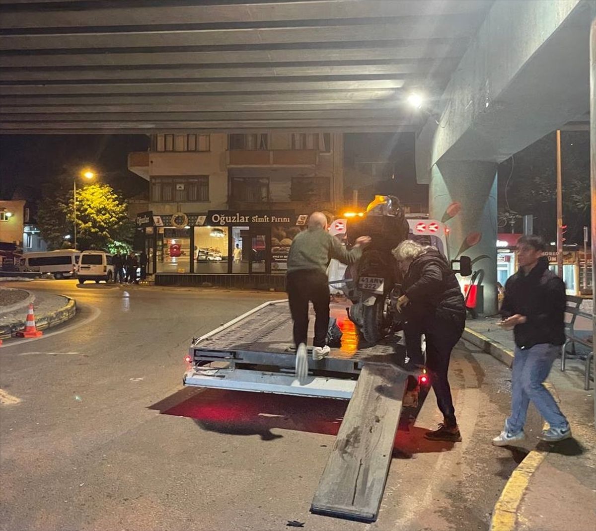 Kocaeli'de pikapla motosikletin çarpıştığı kazada 2 kişi yaralandı