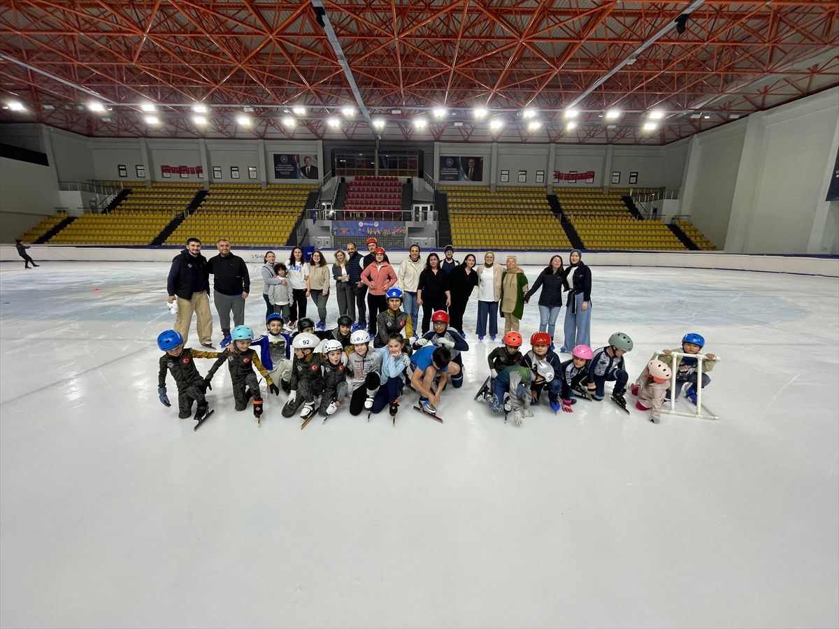 Kocaeli'de sürat pateni sporcuları anneler gününü buz üstünde kutladı