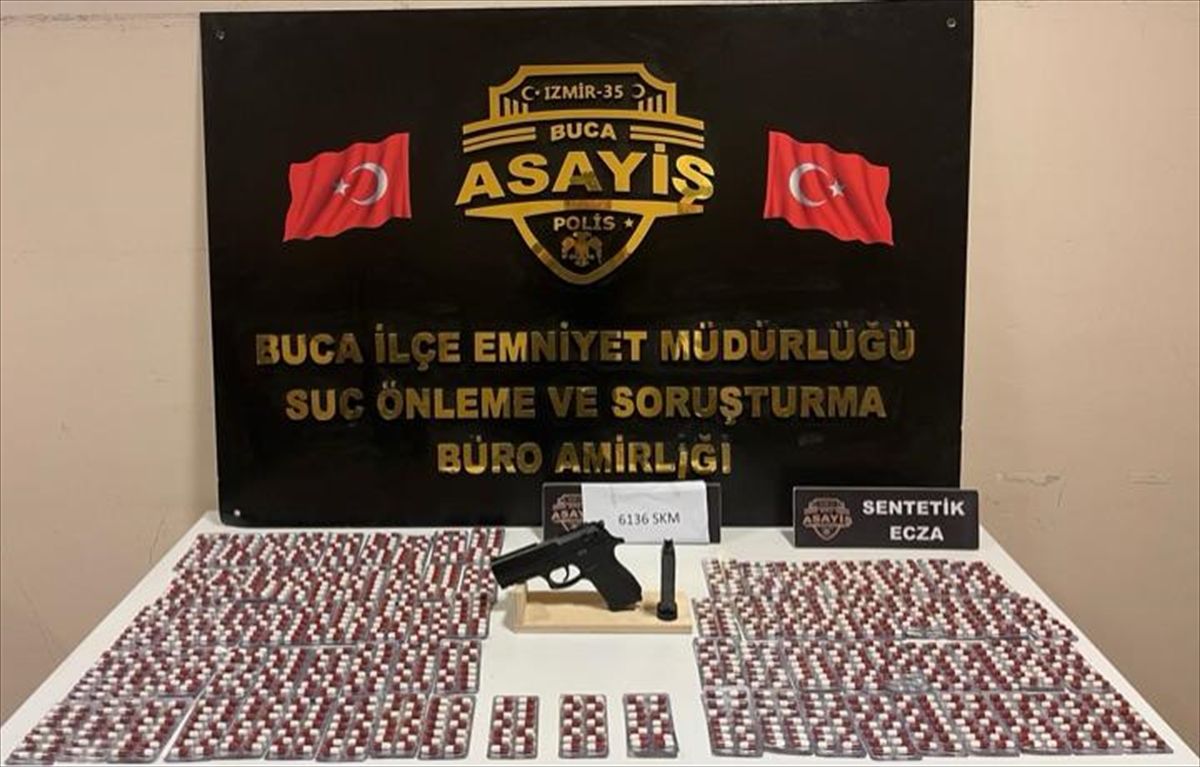 Konak'ta uyuşturucu ve silah bulunan evdeki 3 şüpheli gözaltına alındı