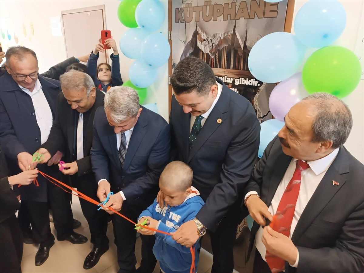 Konya'da gönüllülerin yaptırdığı kütüphane törenle açıldı