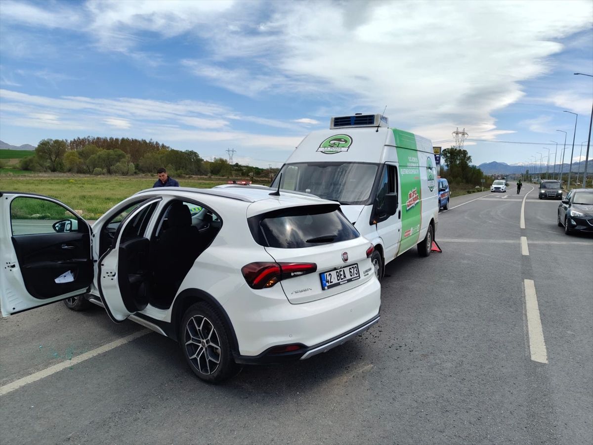 Konya'da minibüs ile otomobilin çarpıştığı kazada 4 kişi yaralandı