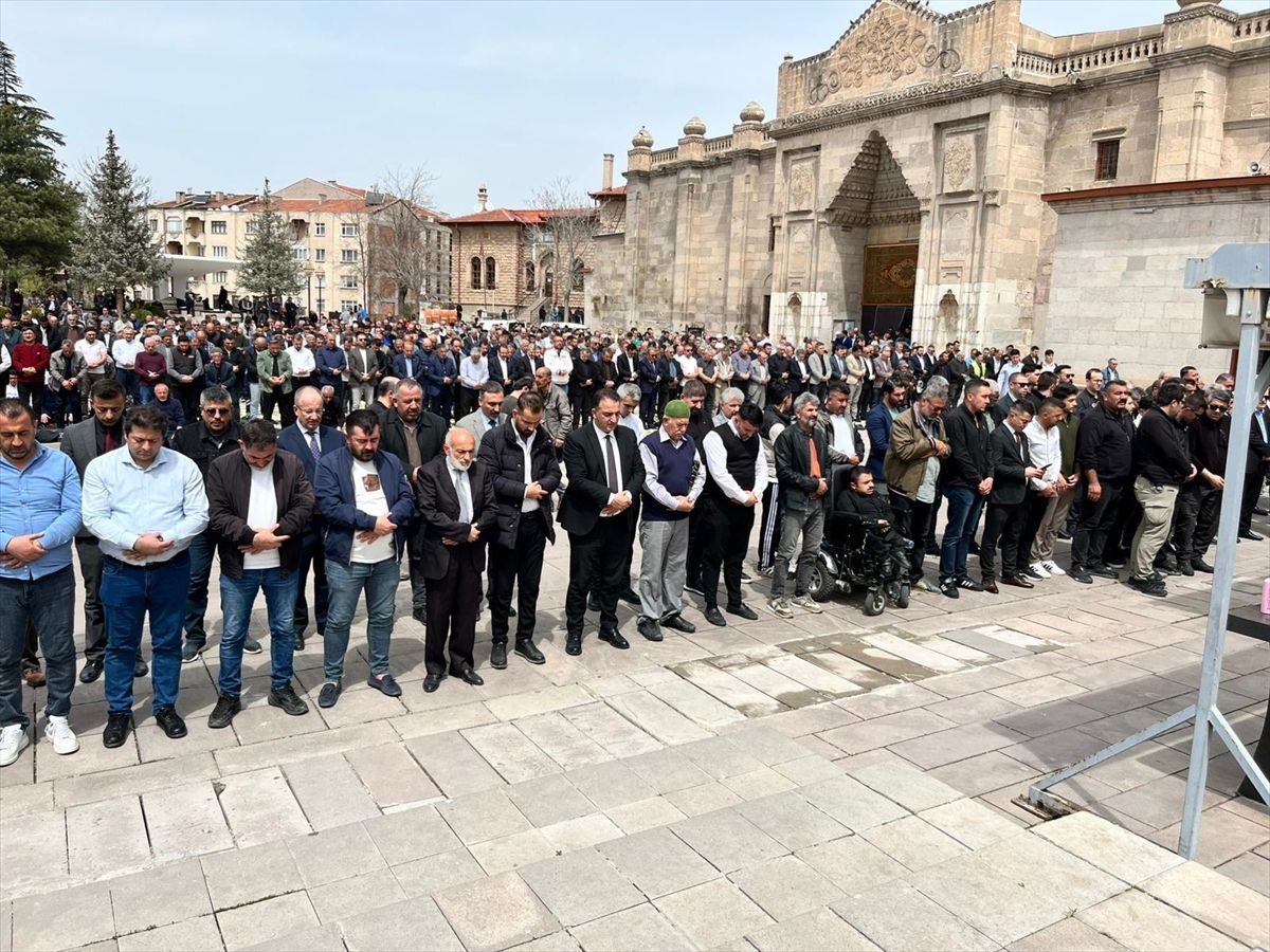 Konya ve çevre illerde Kahramanmaraş'taki okul saldırısında ölenler için gıyabi cenaze namazı kılındı