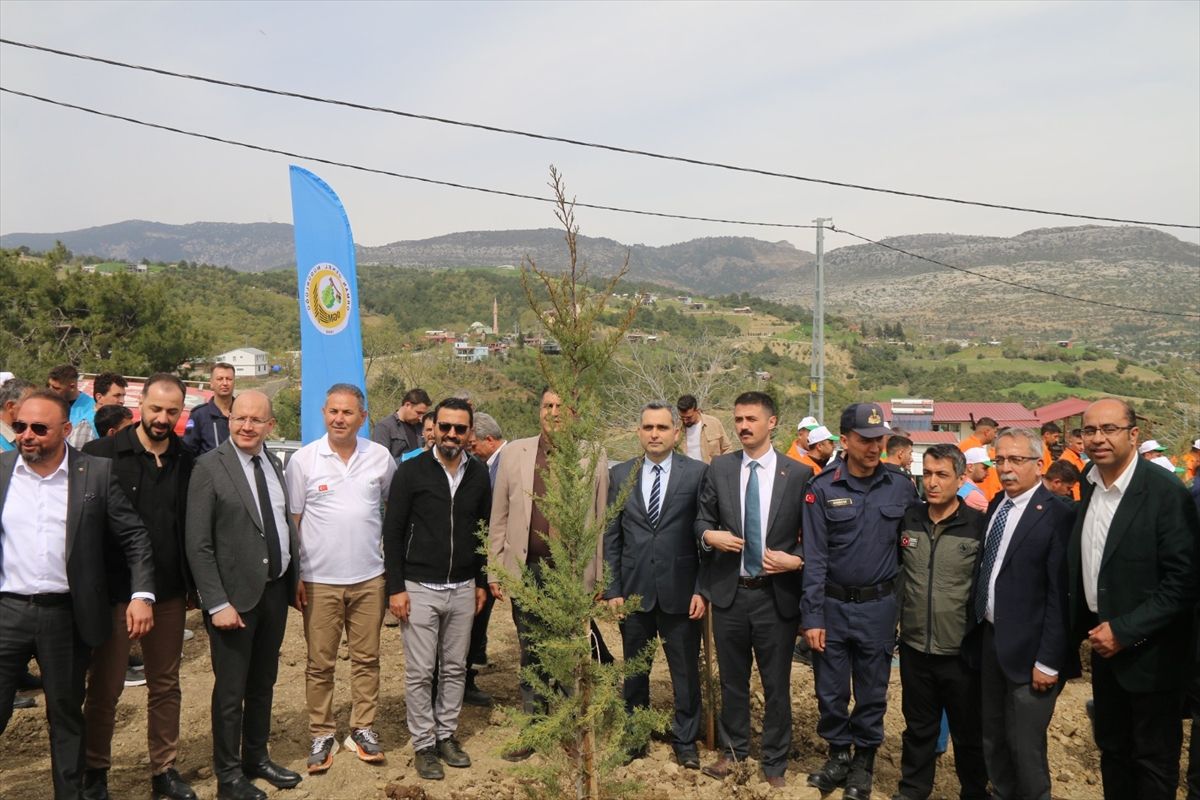 Kozan'da 1500 fidan toprakla buluşturuldu