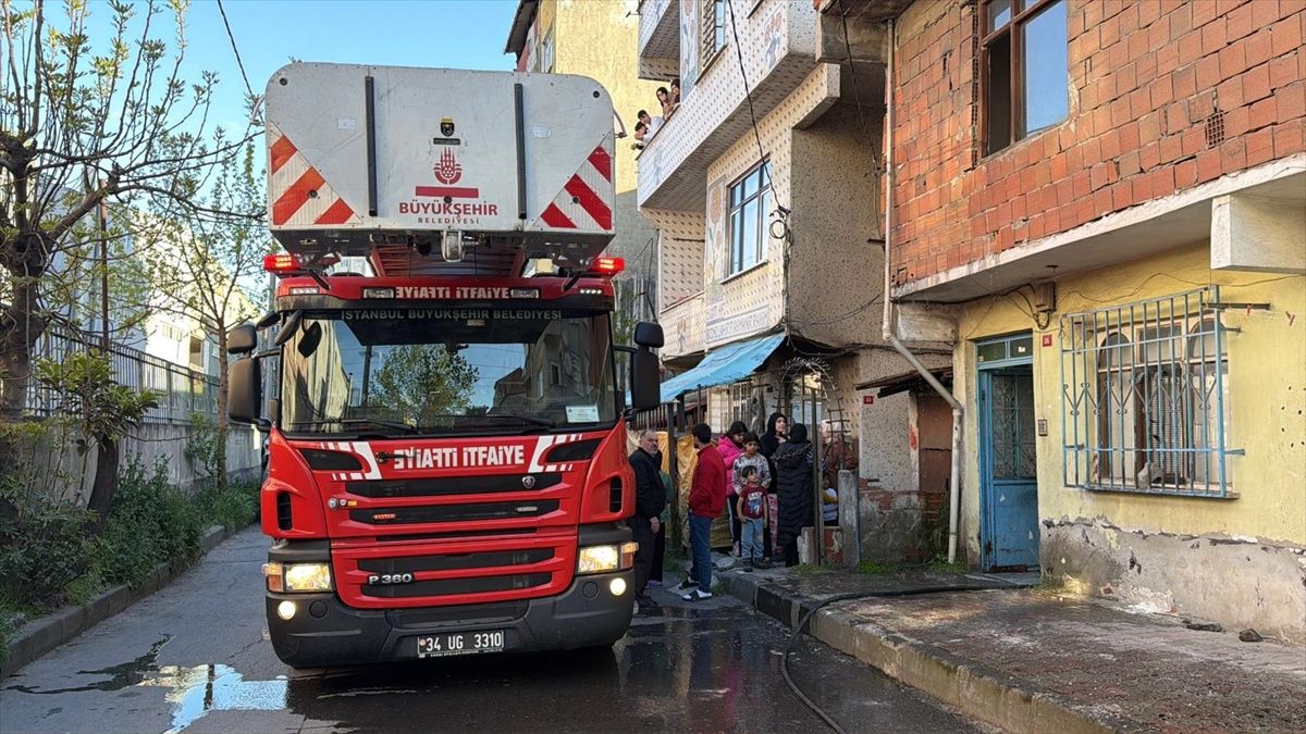 Küçükçekmece'de bir evde çıkan yangın söndürüldü