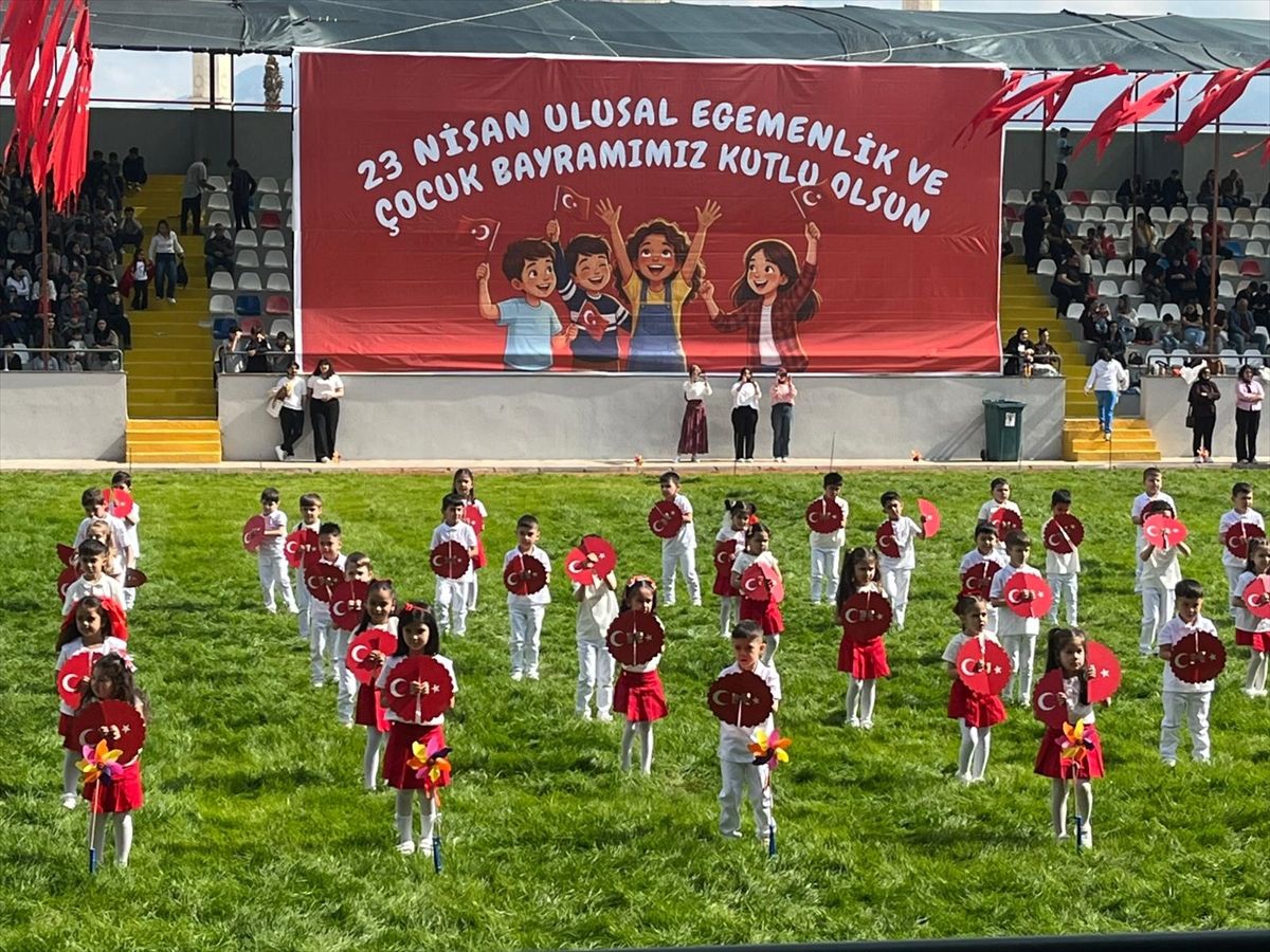 Kumluca'da 23 Nisan Ulusal Egemenlik ve Çocuk Bayramı kutlandı