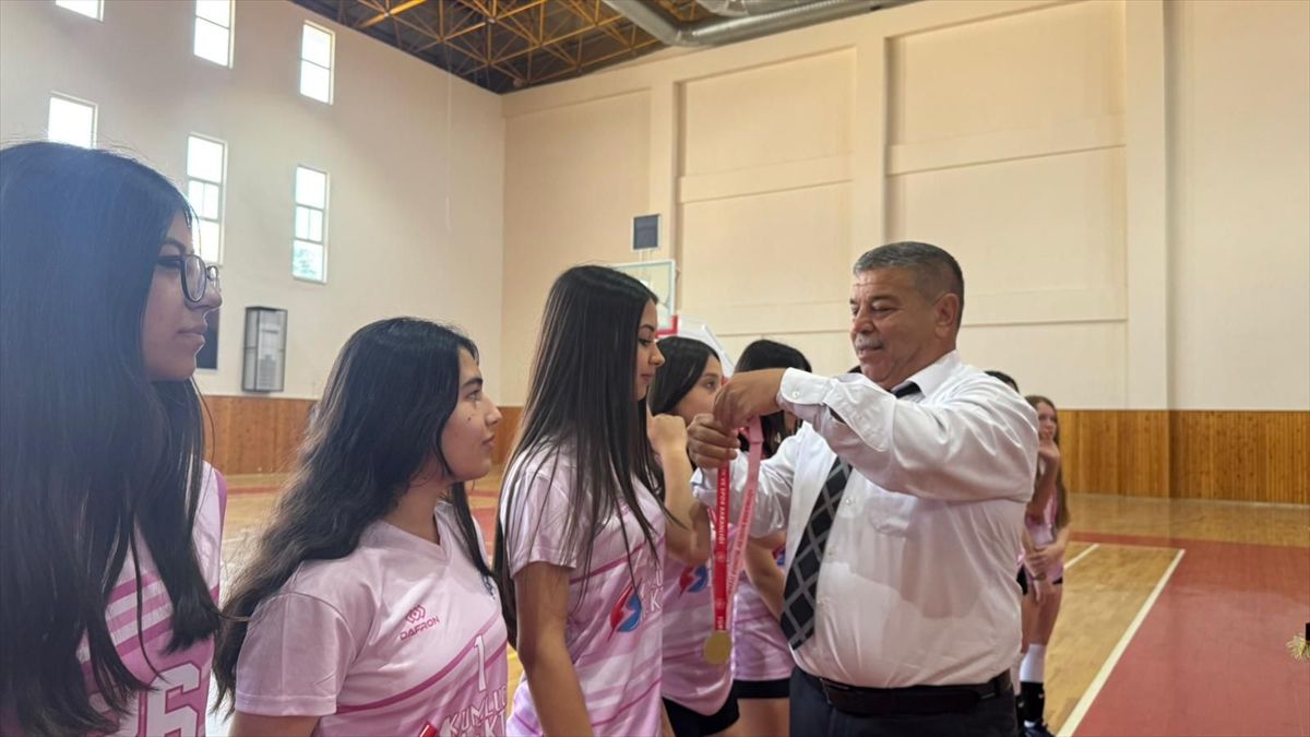 Kumluca'da düzenlenen okul sporları kızlar voleybol müsabakaları tamamlandı