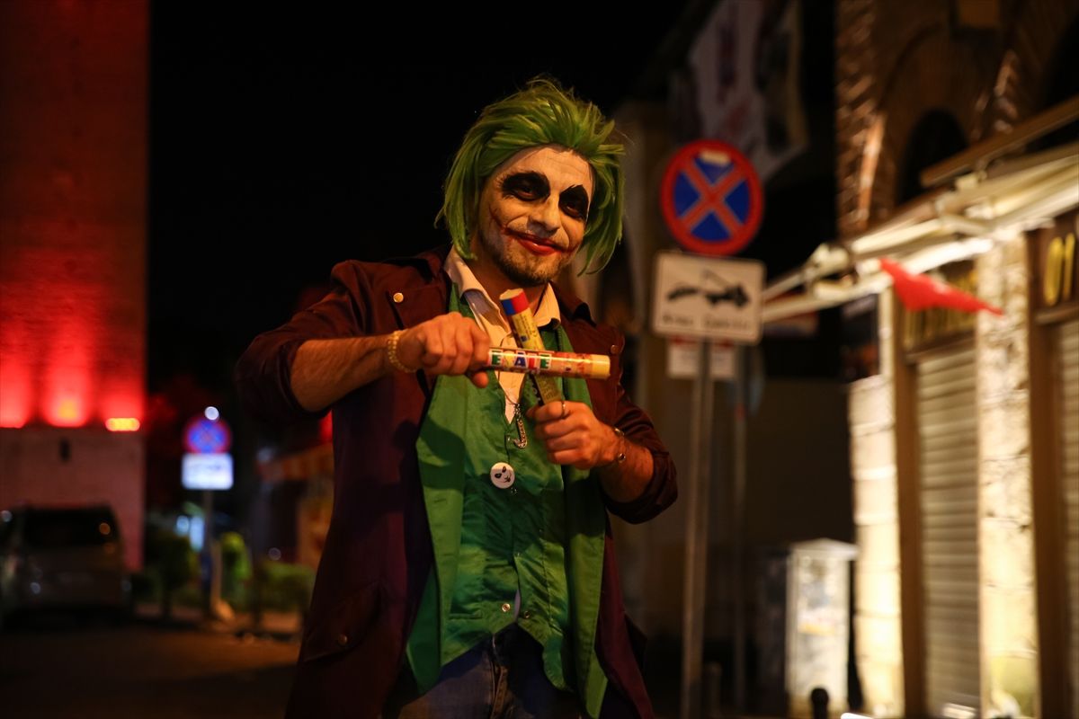 Kurgusal karakter "Joker" tutkunu animatör Adana sokaklarını renklendiriyor