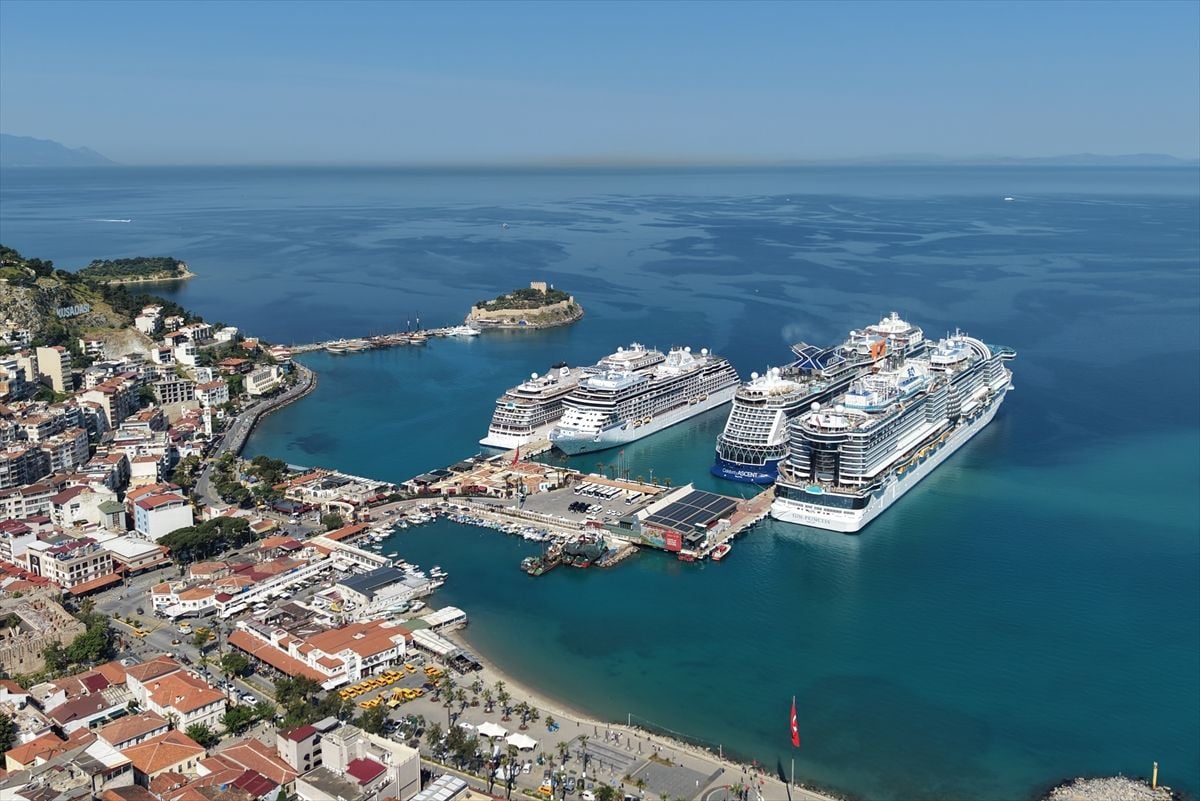 Kuşadası'na 4 kruvaziyerle 10 bin 800 turist geldi