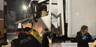 Kütahya'da kırmızı ışıkta bekleyen araca çarpan tır sürücüsü ağır yaralandı