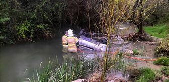 Kütahya'da Porsuk Çayı'na devrilen otomobildeki 1 kişi öldü, 1 kişi yaralandı