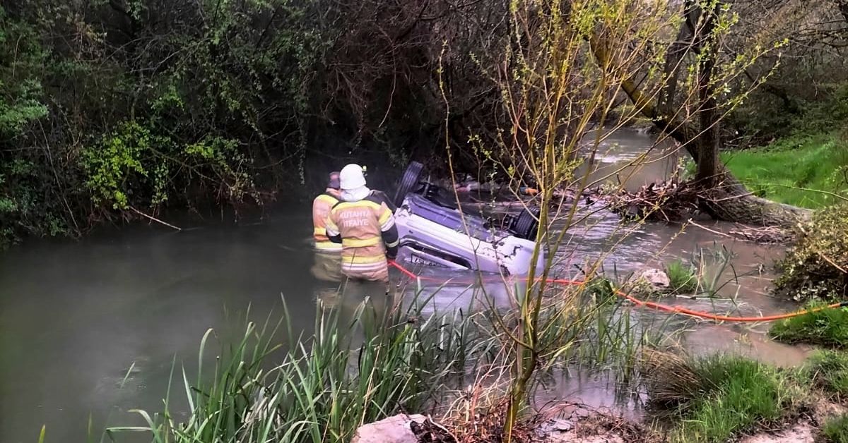 Kütahya'da Porsuk Çayı'na devrilen otomobildeki 1 kişi öldü, 1 kişi yaralandı