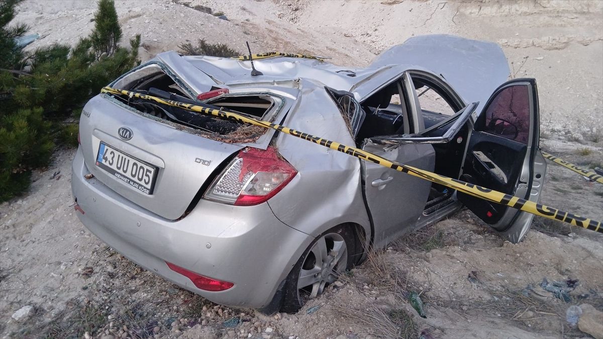 Kütahya'da takla atan otomobildeki 3 kişi yaralandı