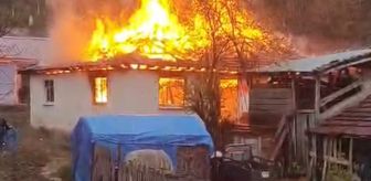 Ladik ilçesinde çıkan yangında ev kullanılamaz hale geldi