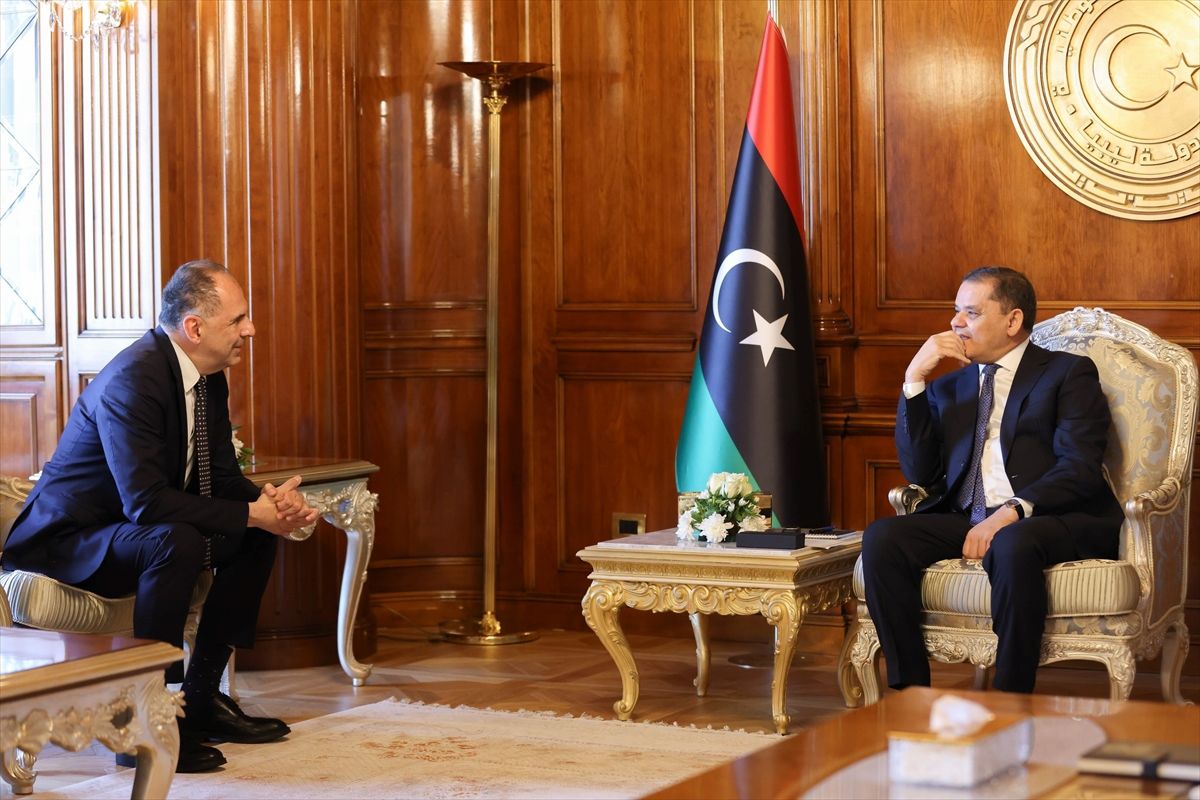 Libya Başbakanı Dibeybe, Yunanistan Dışişleri Bakanı Yerapetritis'i Trablus'ta kabul etti