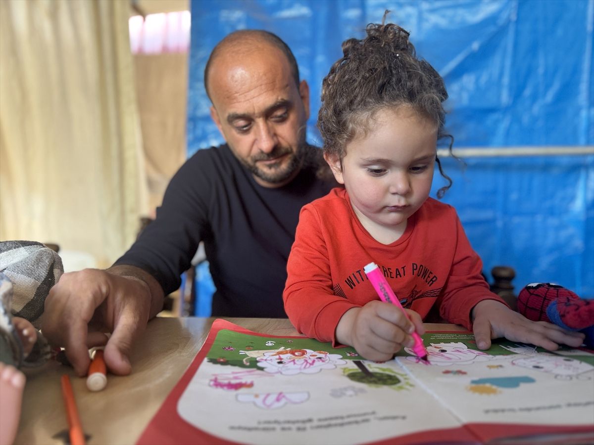 Lösemiyi yenen baba depremde 20 günlükken öksüz kalan oğluna annelik de yapıyor
