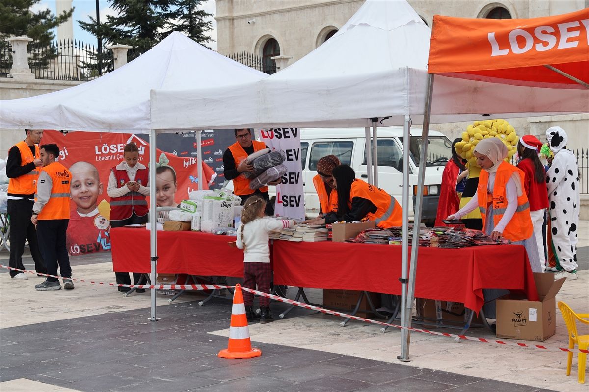 LÖSEV'in 'İyilikler Tırı'ndan Sivas'ta hasta çocuklar ve ailelerine yardım
