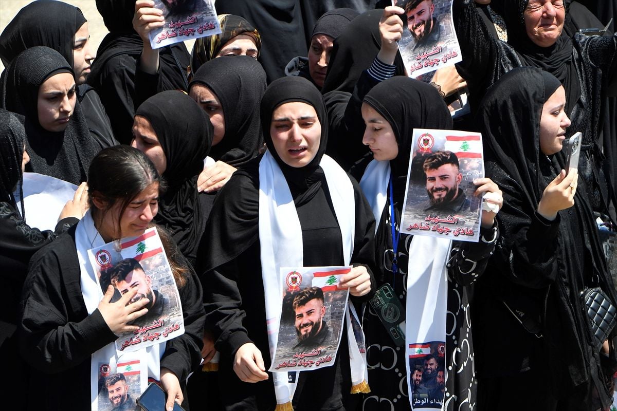 Lübnan'da İsrail saldırılarında ölen sivil savunma çalışanları son yolculuğuna uğurlandı