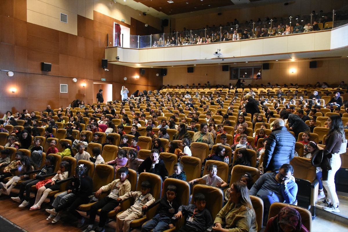 Malatya'da' İbiş'in Uzay Macerası' tiyatro oyunu sahnelendi