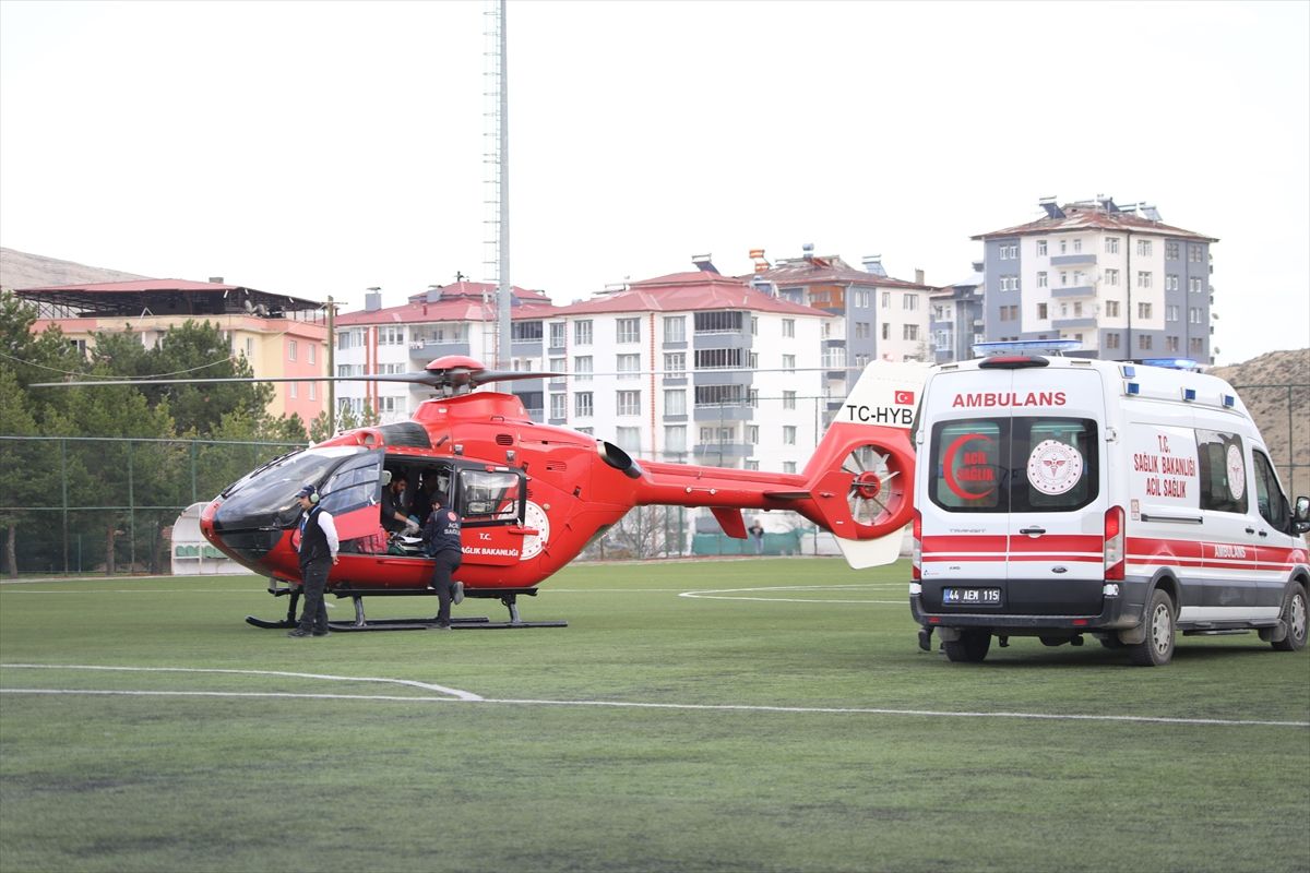 Malatya'da kalbi duran genç ambulans helikopterle hastaneye yetiştirildi