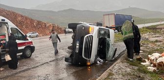 Malatya'da minibüsün devrilmesi sonucu 12 kişi yaralandı