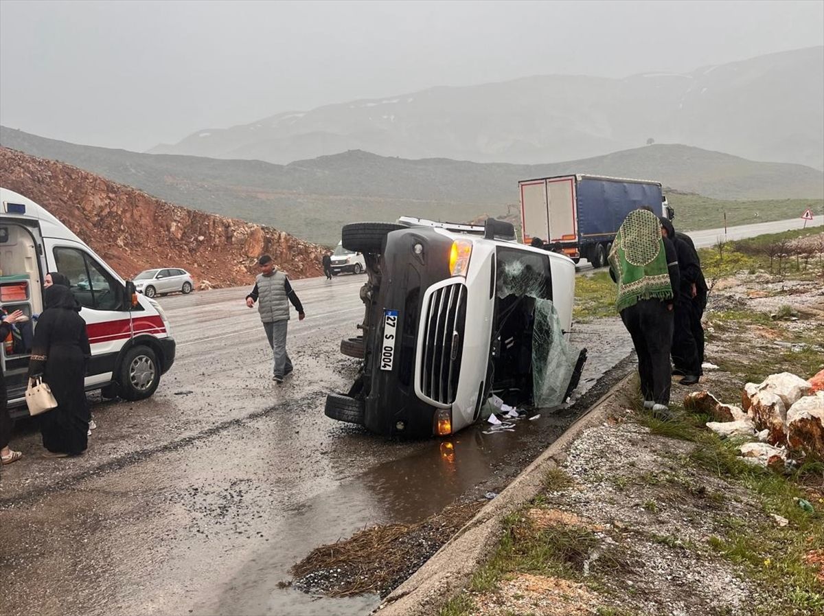 Malatya'da minibüs devrildi: 12 yaralı