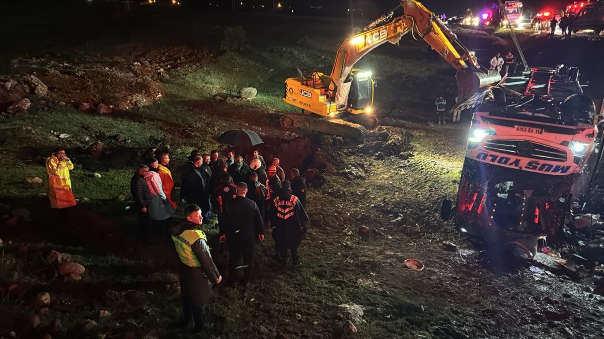 Malatya'da otobüsün şarampole devrilmesi sonucu 4 kişi öldü, 15 kişi yaralandı