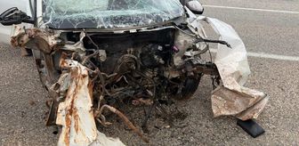 Malatya'da tabelaya çarpan otomobildeki 2 kişi yaralandı
