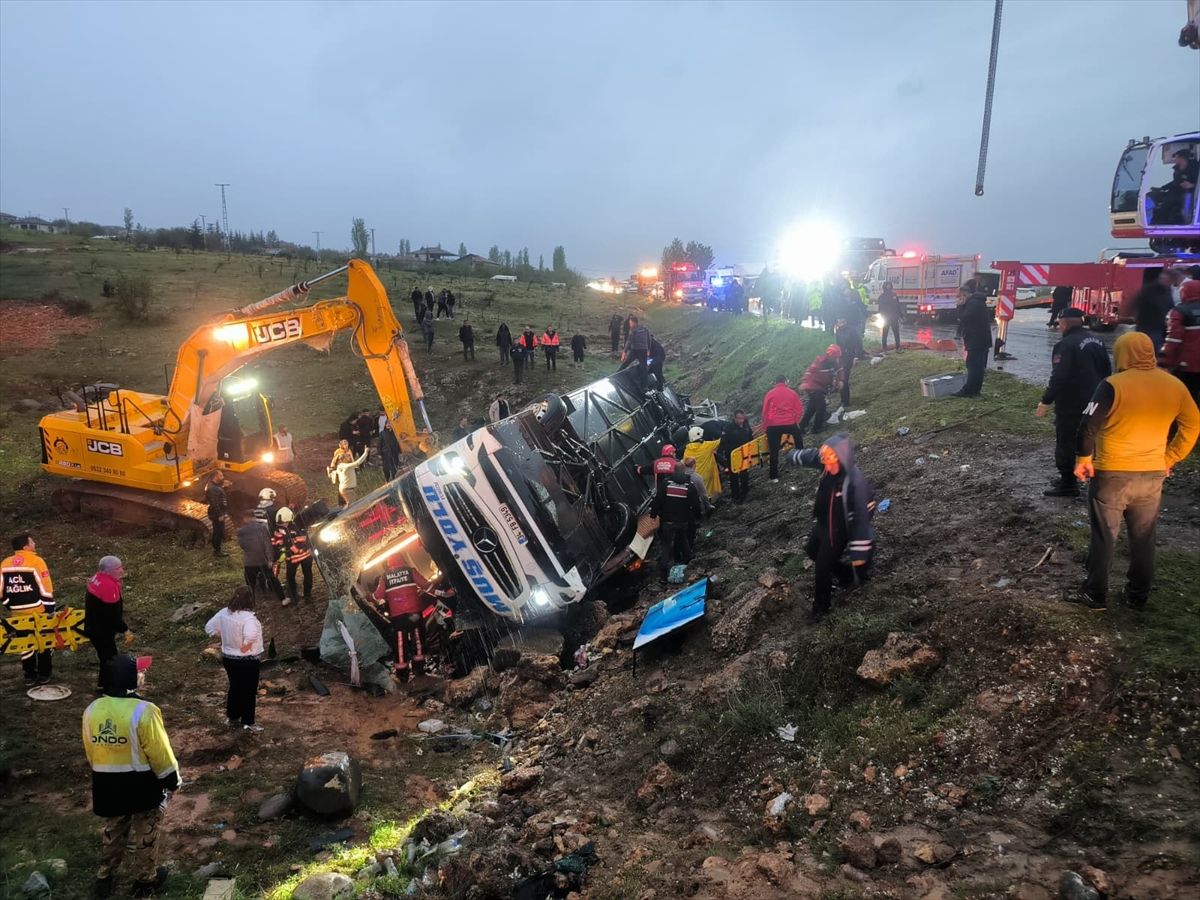 Malatya'da yolcu otobüsü devrildi