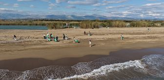 Manavgat'ta caretta carettalar için kıyı temizliği yapıldı