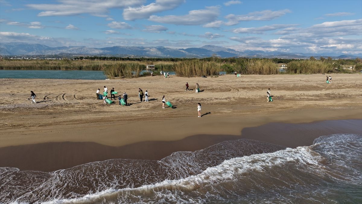 Manavgat'ta caretta carettalar için kıyı temizliği yapıldı