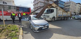 Manavgat'ta kamyondaki demirlerin otomobilin ön camına saplanması sonucu 2 kişi yaralandı
