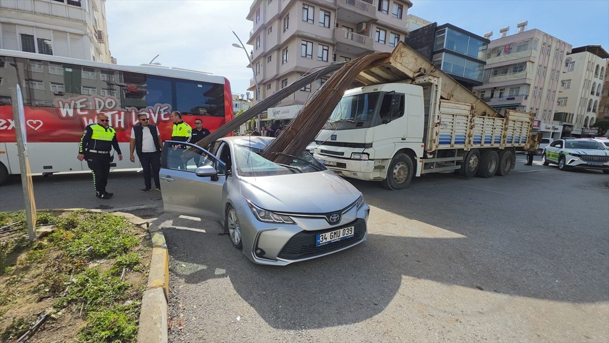 Manavgat'ta kamyondaki demirlerin otomobilin ön camına saplanması sonucu 2 kişi yaralandı