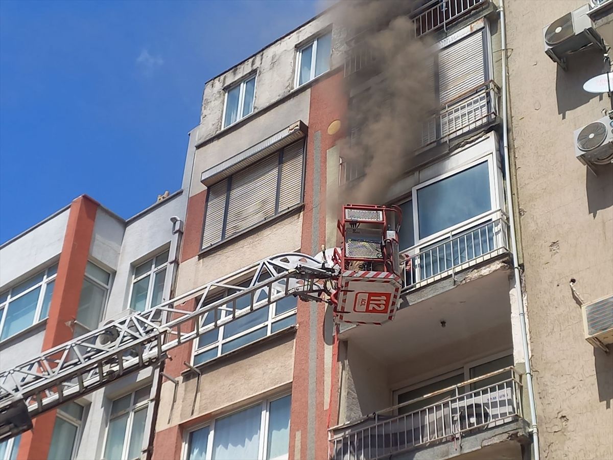 Manisa'da apartmanda çıkan yangında bir kişi yaralandı, mahsur kalan görme engelli merdivenle kurtarıldı