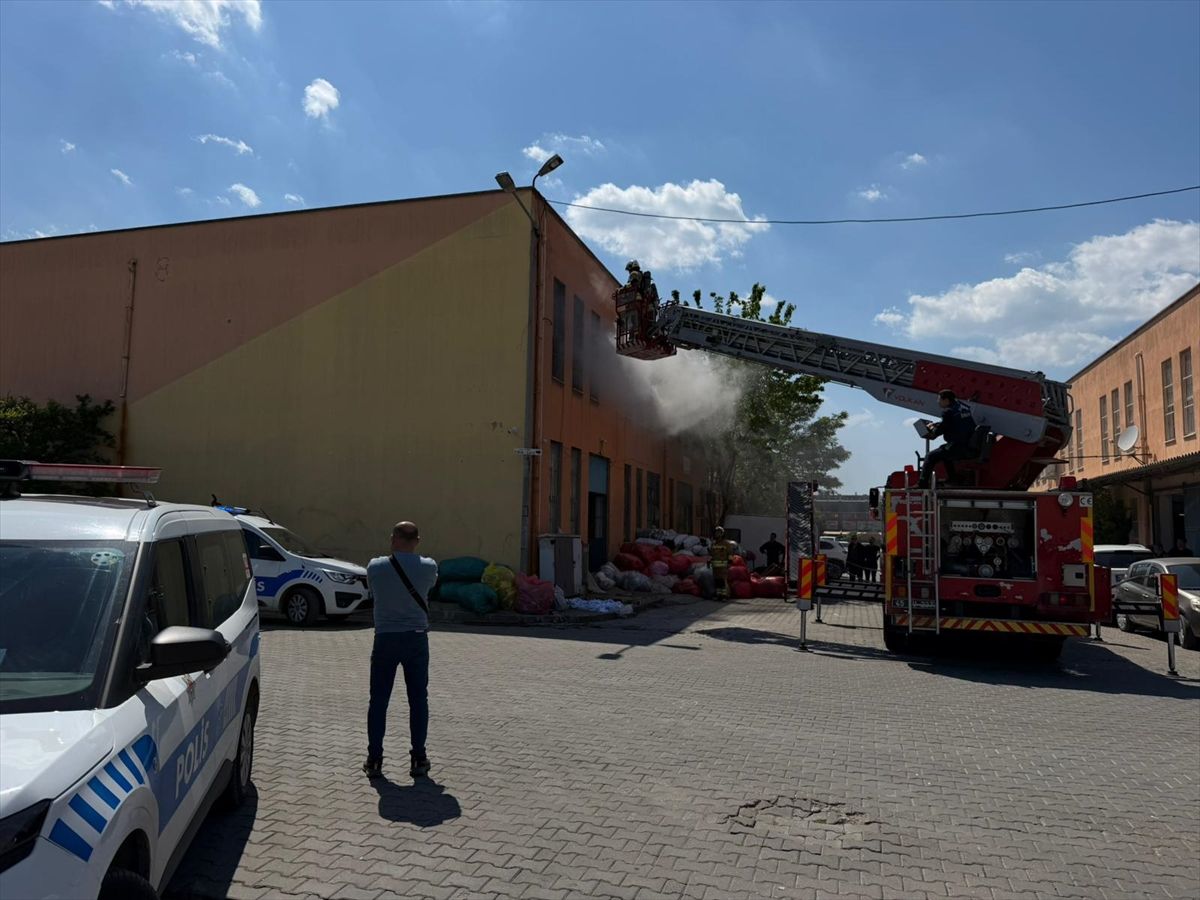 Manisa'da iş yerinde çıkan yangın söndürüldü
