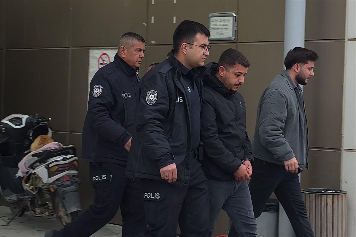 Manisa'da kardeşinin bıçakladığı iddia edilen kişi öldü