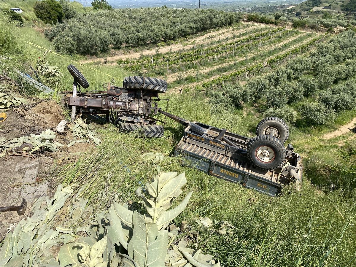 Manisa'da şarampole devrilen traktörün sürücüsü öldü
