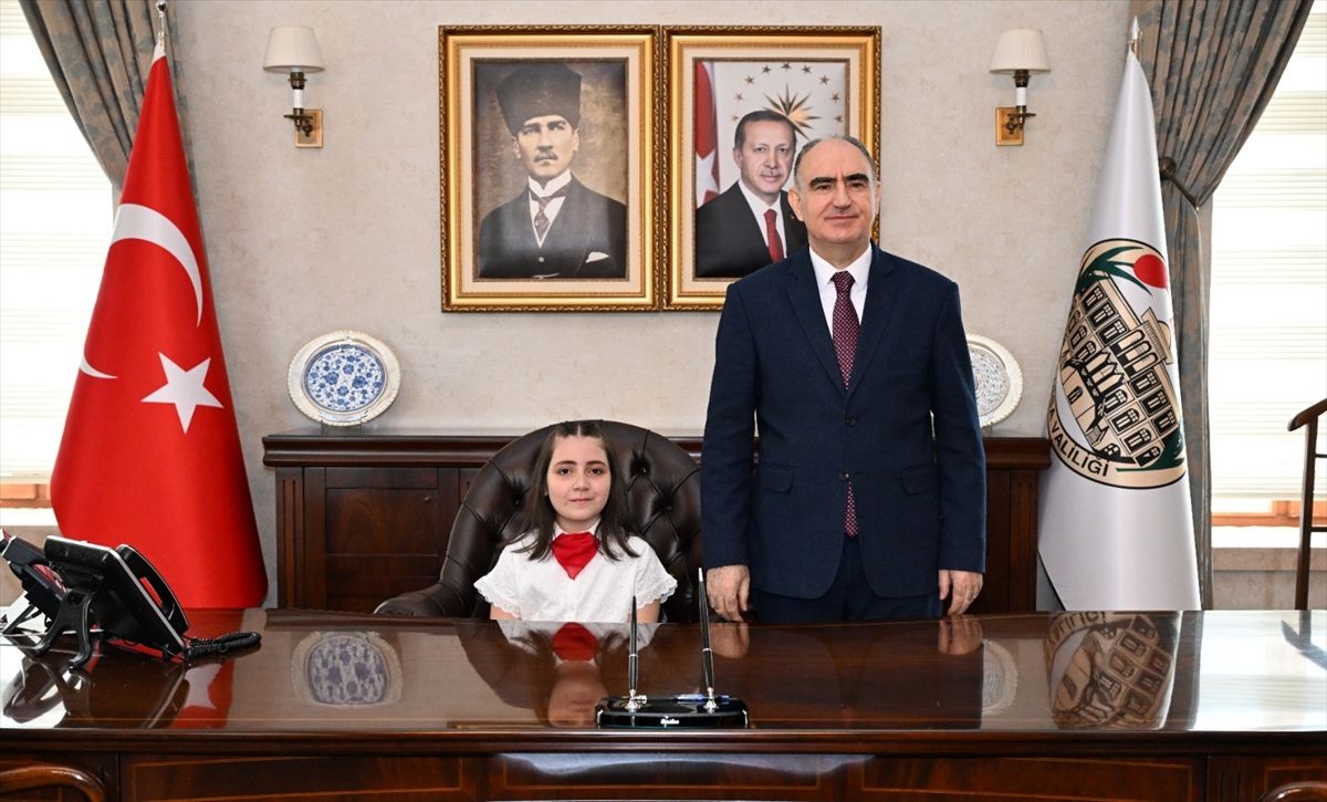 Manisa Valisi Özkan koltuğunu ilkokul öğrencisine devretti