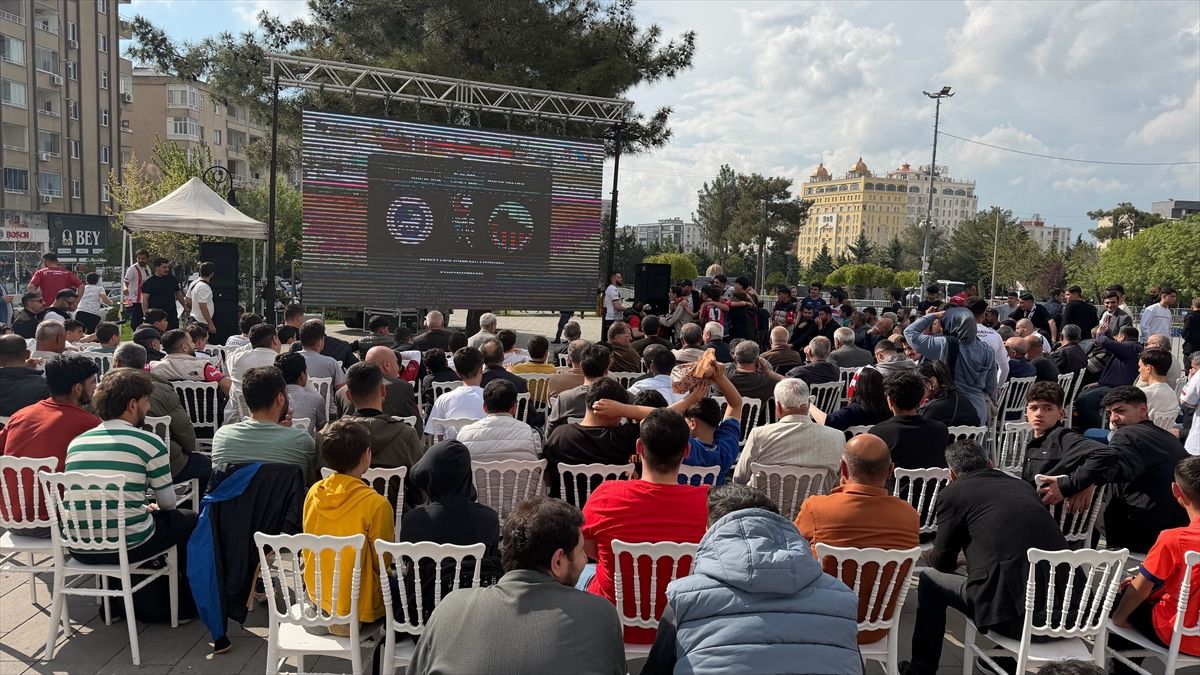 Mardin 1969 Spor taraftarları, AKEDAŞ Kahramanmaraş İstiklalspor maçını dev ekranda izledi