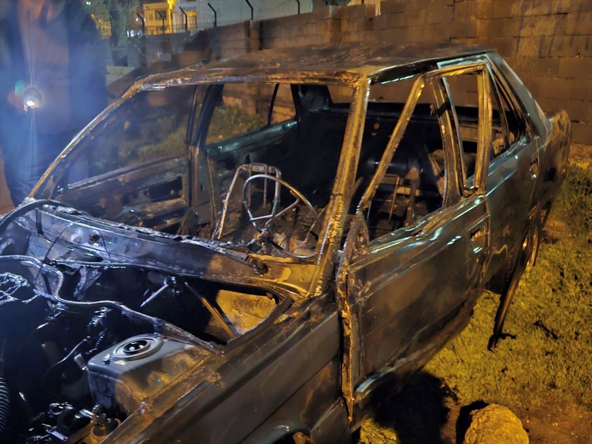 Mardin'de park halindeki otomobil yanarak kullanılmaz hale geldi
