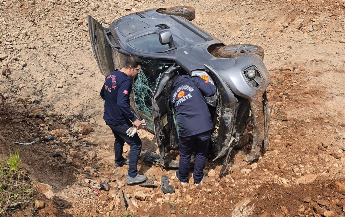 Mardin'de şarampole devrilen hafif ticari araçtaki 3 kişi yaralandı